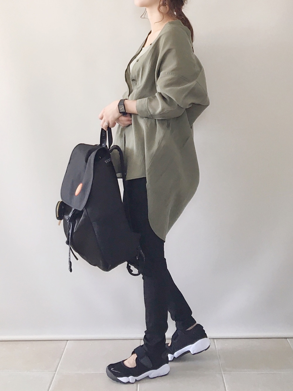 「URBAN RESEARCH、LEE、kipling、大人カジュアル、秋コーデ、スキニー、黒スキニー、エアリフト、カーキシャツ、黒リュック」｜「URBAN RESEARCHのシアーオーバーシャツ（シャツ/ブラウス、グリーン系）」を使った、陽さん（レディース・156cm）の夏コーディネートの1枚目の写真