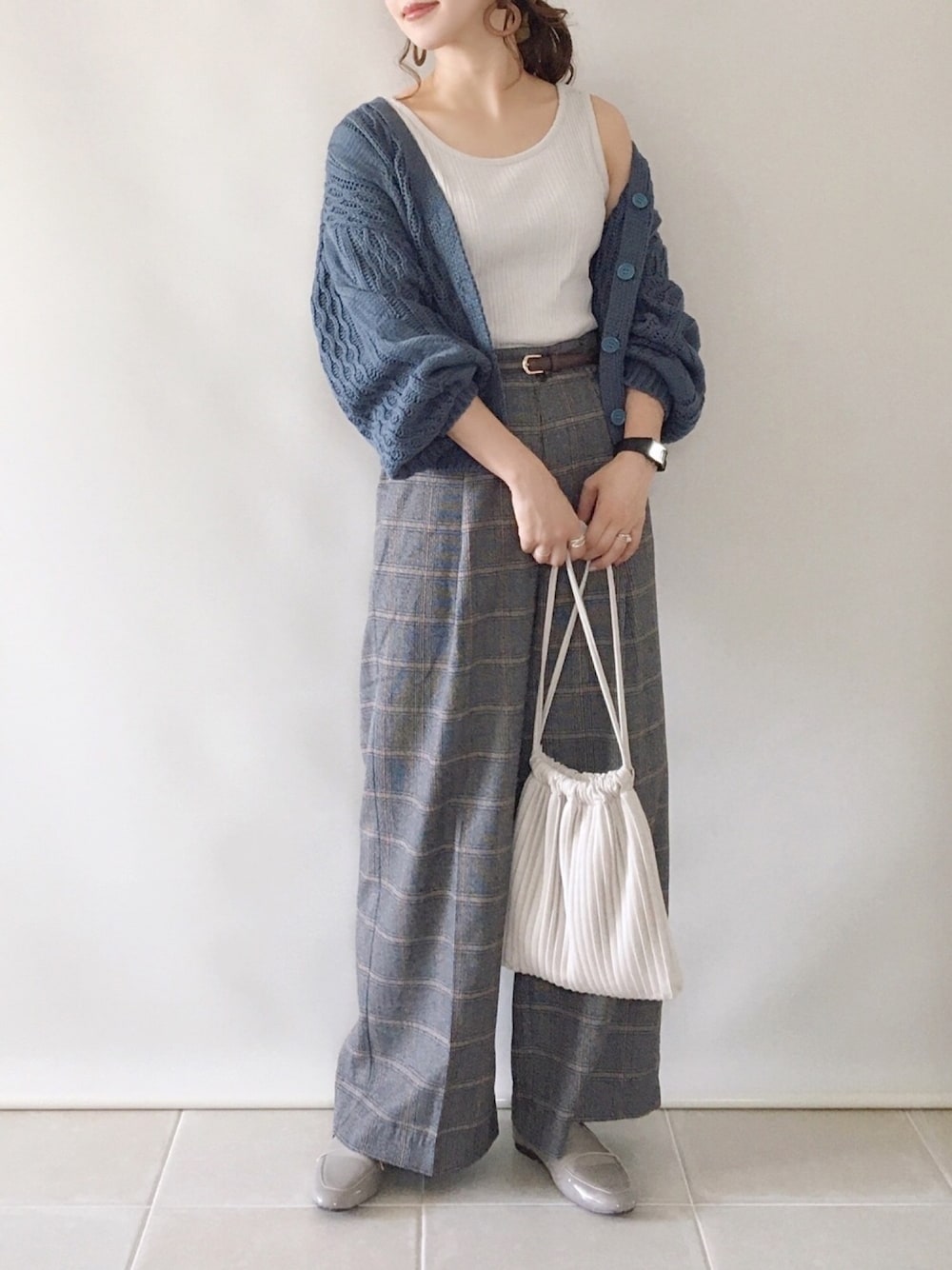「terawearemu、しまむら、プチプラコーデ、秋コーデ、カジュアルコーデ、チェック、チェックパンツ、秋服準備はじめました、ブルー、ワイドパンツ」｜「しまむらのアイテム（カーディガン/ボレロ、ブルー系）」を使った、陽さん（レディース・156cm）の秋コーディネートの1枚目の写真