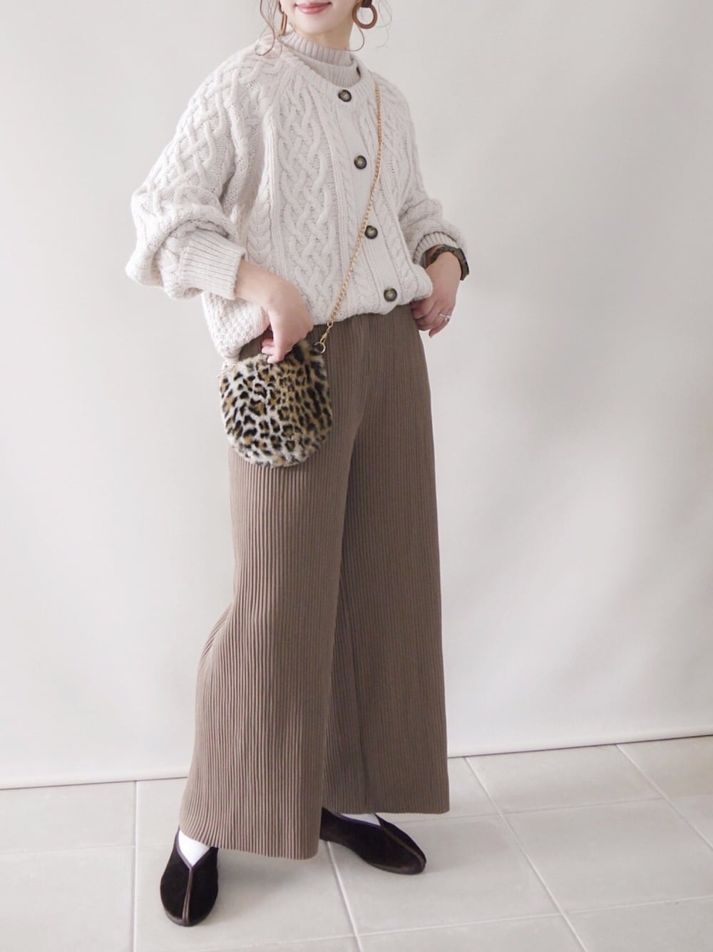 「RETRO GIRL、FREAK’Ｓ STORE、GU、リブパンツ、ケーブルニット、レオパード、ファーバッグ、チャイナシューズ、ブラウンコーデ、秋のカフェオレコーデ」｜「GUのアイテム（ニット/セーター、ホワイト系）」を使った、陽さん（レディース・156cm）の秋コーディネートの1枚目の写真