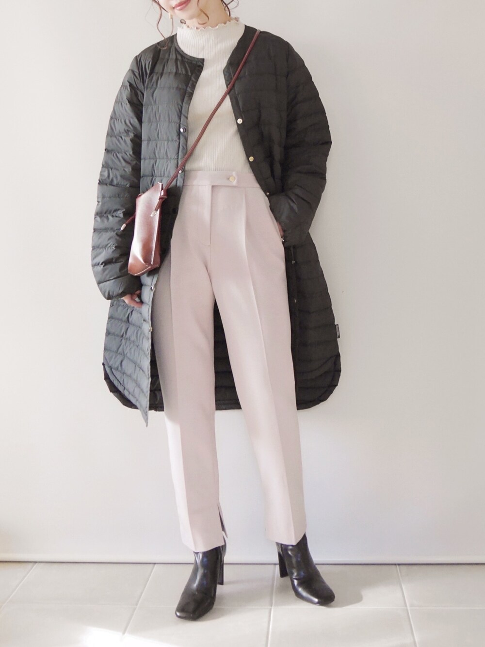 「Traditional Weatherwear、babylone、ダウンジャケット、ロングダウン、ピンク、ミニショルダー、冬コーデ、シンプル、ブーツ、パンツスタイル」｜「Traditional WeatherwearのARKLEY LONG DOWN PACKABLE（ダウンジャケット/コート、ブラック系）」を使った、陽さん（レディース・156cm）の秋コーディネートの1枚目の写真