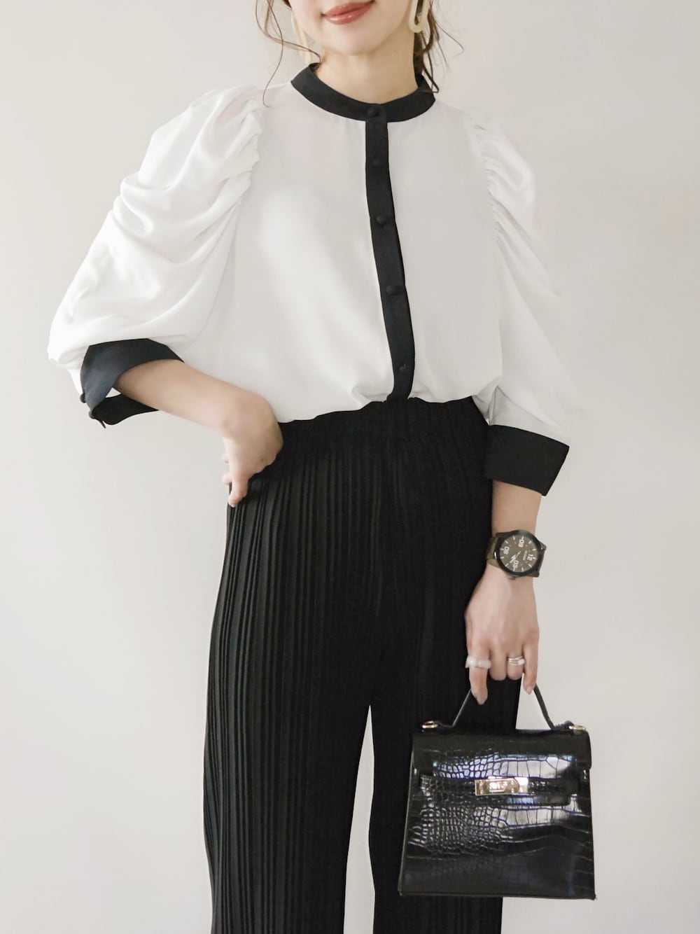 バイカラードレープスリーブシャツを使った人気ファッション