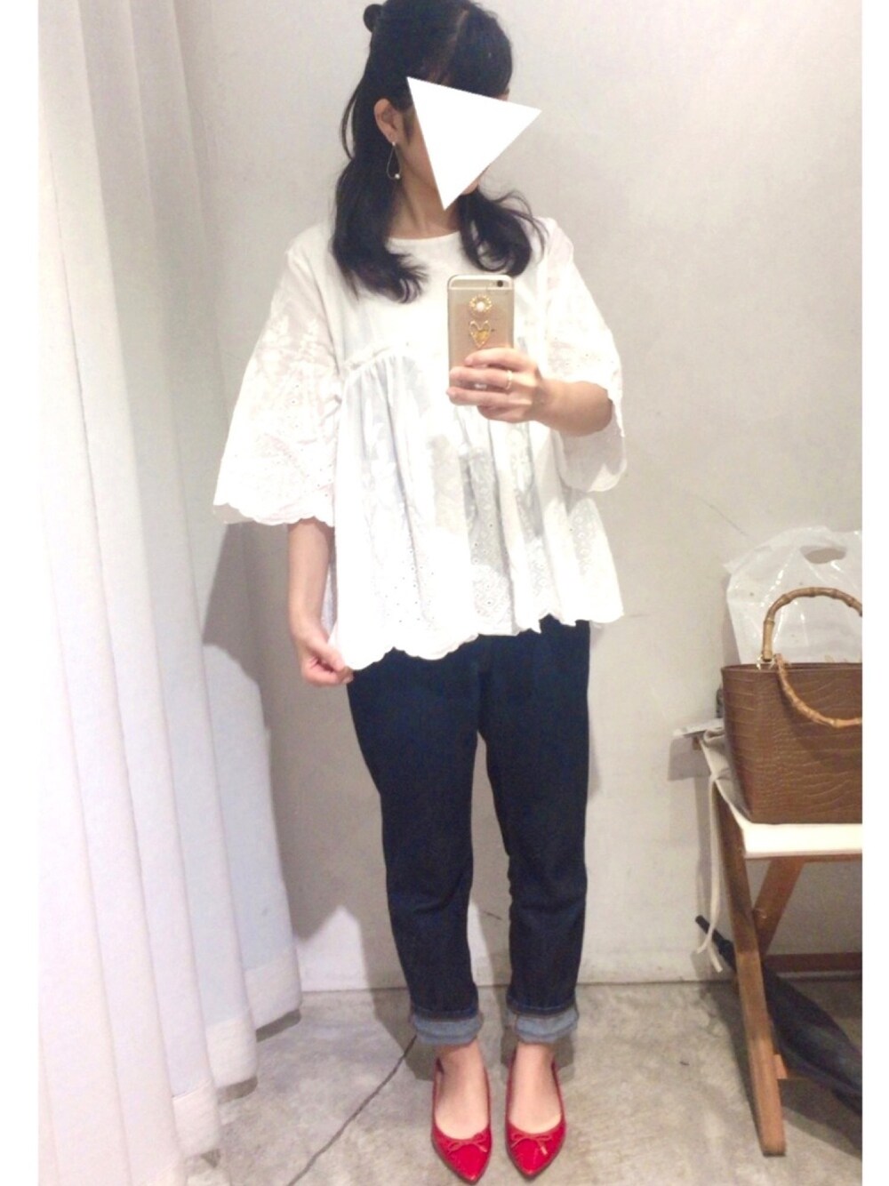 「春コーデ、低身長、デニムコーデ、赤パンプス、GU」｜「coca（coca）のたっぷりフレア刺繍レースコットンブラウス（シャツ/ブラウス、ホワイト系）」を使った、まるちゃんさん（レディース・152cm）の春コーディネートの1枚目の写真