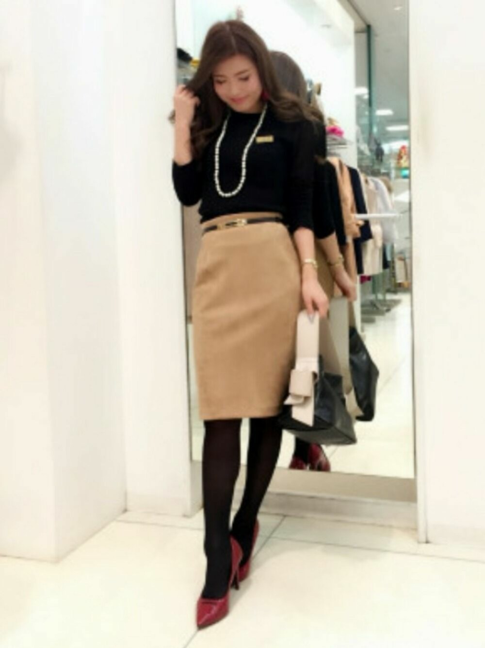 「mdeux、エムドゥ、スタッフコーデ、スタッフ、エレガンス、タイトスカート、ootd、outfit」｜「M.deuxの透かし編みニット（ニット/セーター、ブラック系）」を使った、M.deux_Officialさん（レディース・160cm）の冬コーディネートの1枚目の写真