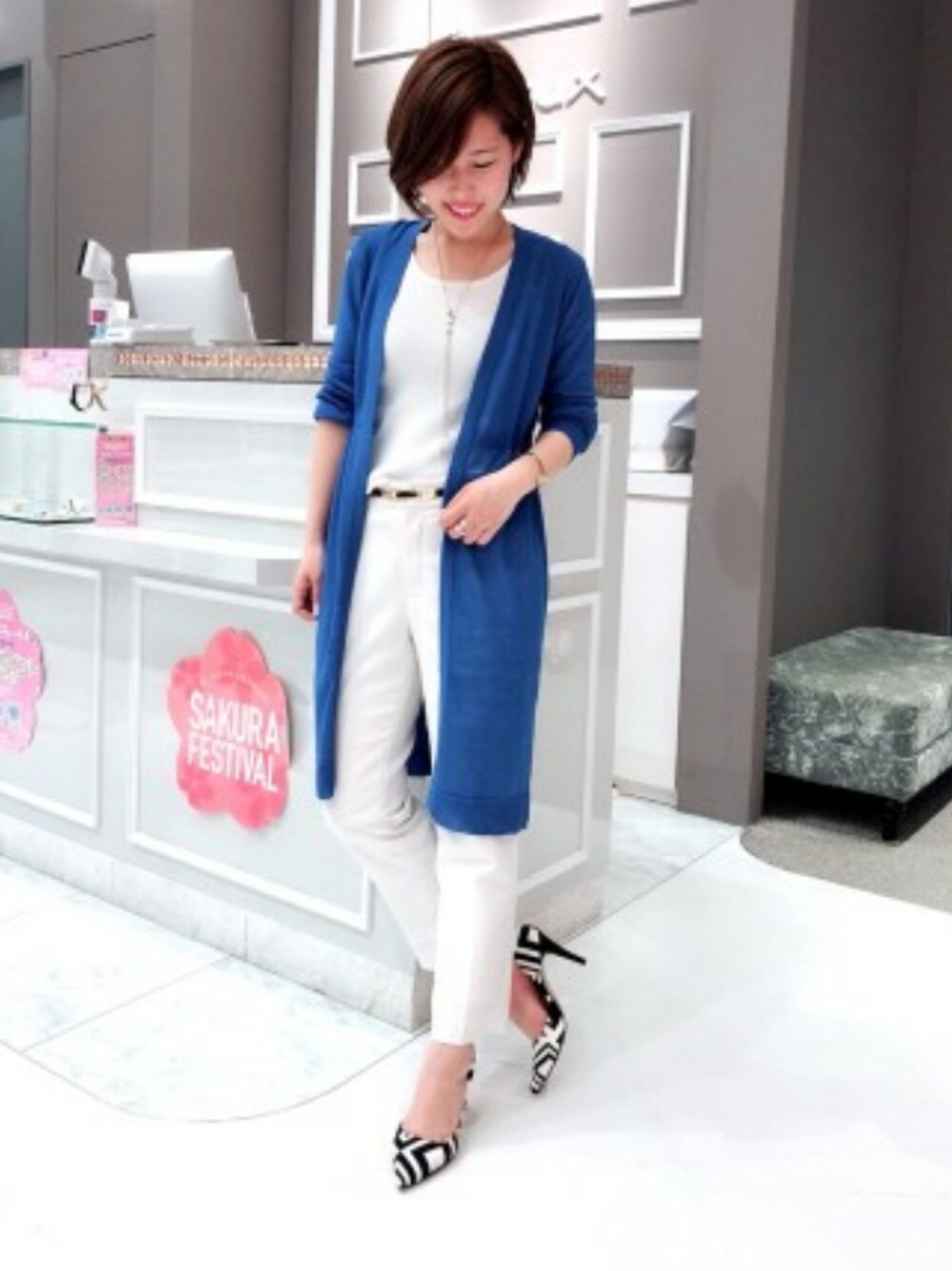 「ラメ、カーディガン、ロングカーディガン、パンツ、プレスパンツ、ホワイト、ホワイトパンツ、スタックヒール、ootd、outfit」｜「M.deuxのドロストロングカーディガン（カーディガン/ボレロ、ブルー系）」を使った、M.deux_Officialさん（レディース・160cm）の春コーディネートの1枚目の写真