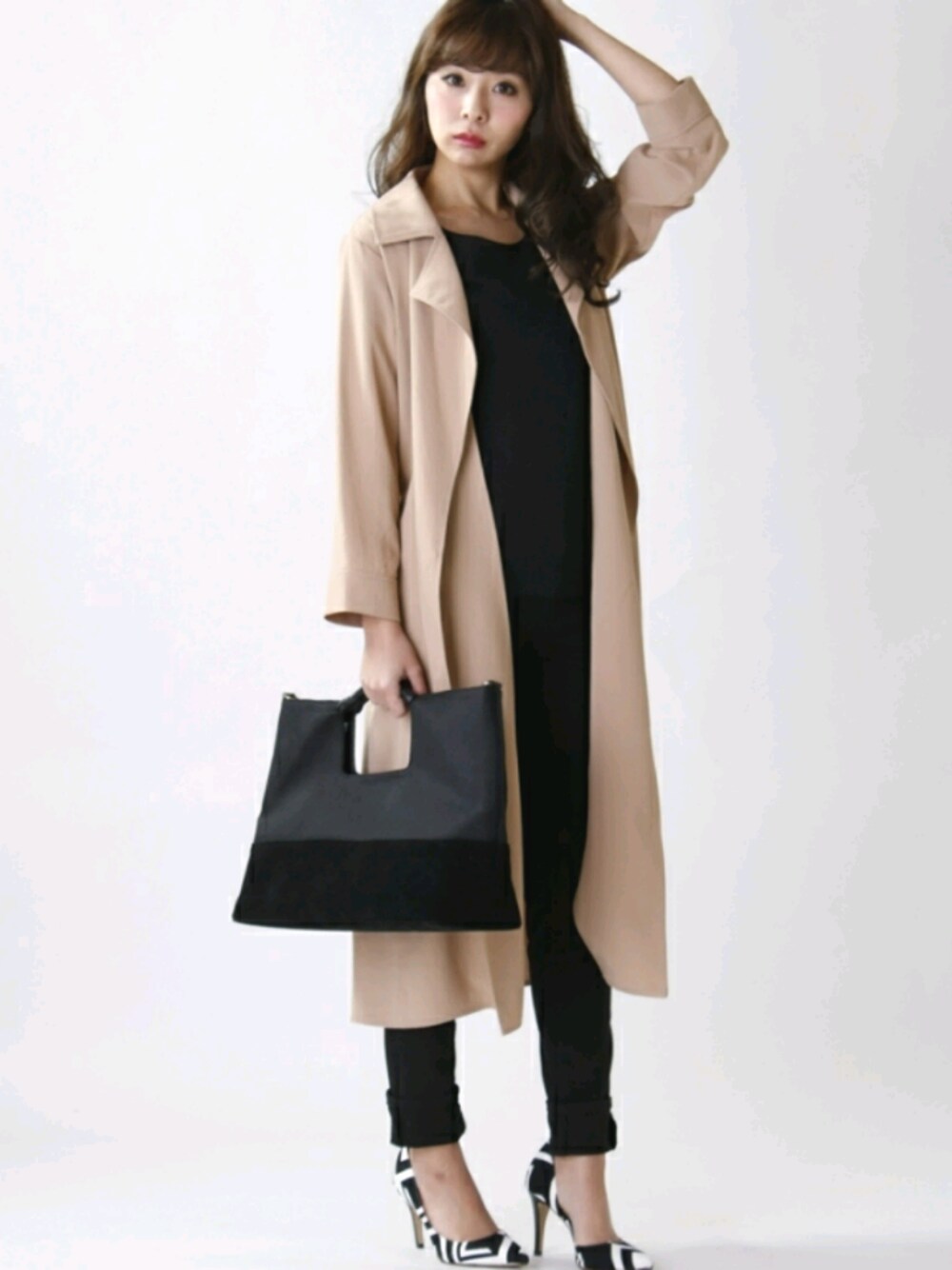 「コート、スプリングコート、ラップコート、ジャケット、ロングシャツ、シャツ、ブラック、ootd、outfit」｜「M.deuxのラップロングシャツ（シャツ/ブラウス、イエロー系）」を使った、M.deux_Officialさん（レディース・160cm）の春コーディネートの1枚目の写真