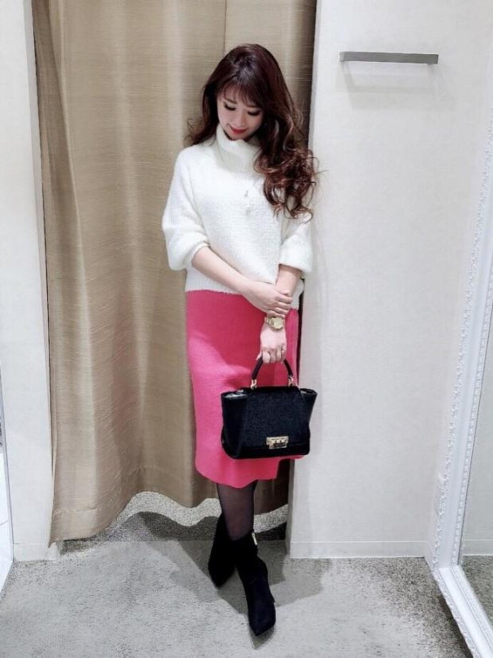 「タイトスカート、ニット、スカート、ピンク、もこもこ、フェザー、ラップスカート、ootd、モコモコニット、outfit」｜「M.deuxのフェザーヤーンテールヘムニット（ニット/セーター、ホワイト系）」を使った、M.deux_Officialさん（レディース・160cm）の冬コーディネートの1枚目の写真