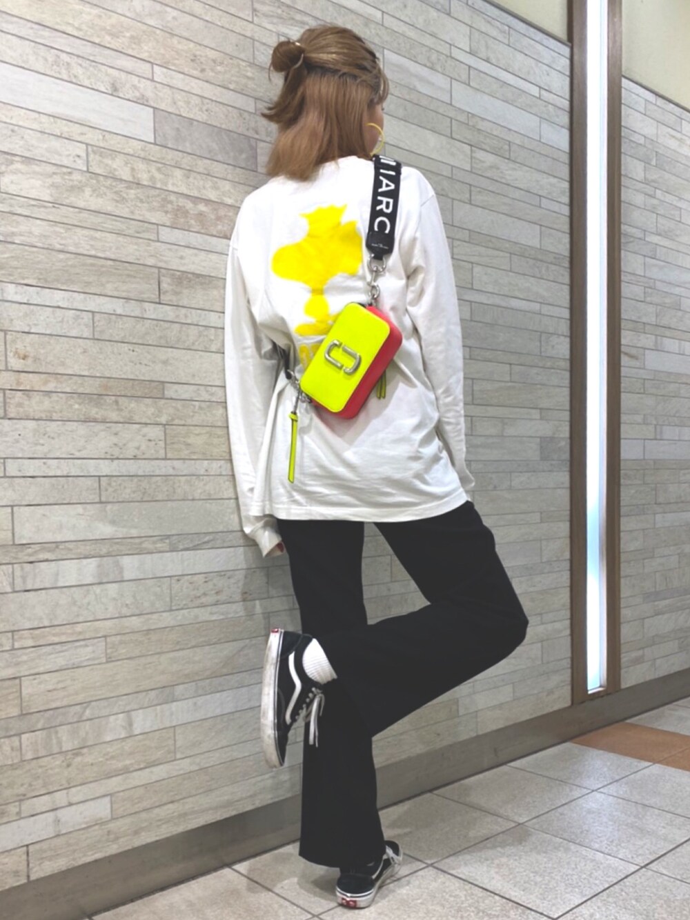 「リラックススタイル、休日スタイル、雨の日コーデ」｜「MARC JACOBSのTHE LONG SLEEVE T-SHIRT WDSTCK/ザ ロングスリーブ Tシャツ ウッドストック（Tシャツ/カットソー、ホワイト系）」を使った、exxixa1984さん（レディース・165cm）の夏コーディネートの1枚目の写真