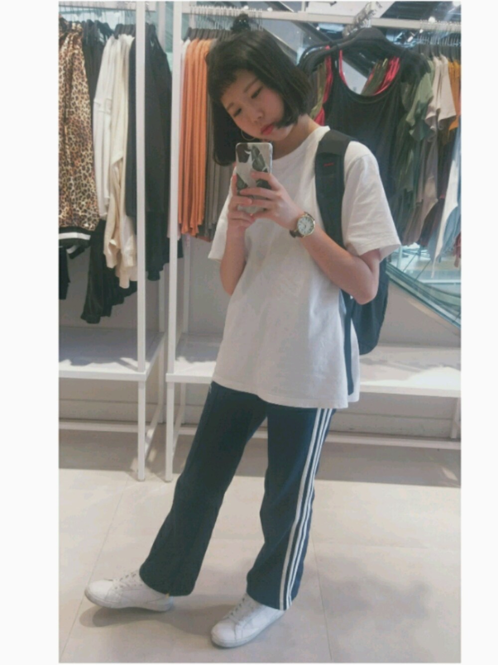 「シンプルコーデ、プチプラコーデ、ootdsg」｜「adidasのアイテム（チノパンツ、ブルー系）」を使った、Vinciさん（レディース・166cm）の春コーディネートの1枚目の写真