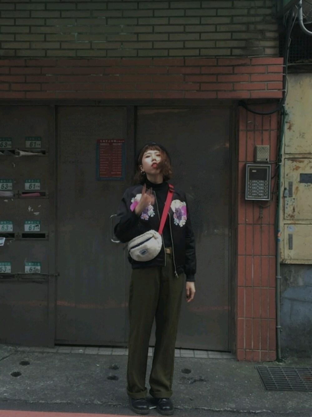 「古着コーデ、古着女子、古着MIX、cat、black」｜「niko and...のアイテム（ボディバッグ/ウエストポーチ、ホワイト系）」を使った、Vinciさん（レディース・166cm）の冬コーディネートの1枚目の写真