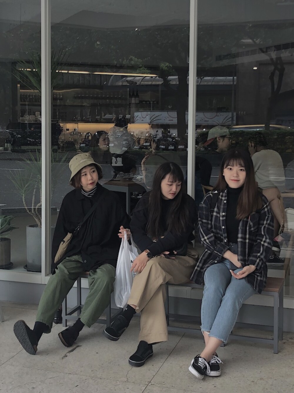 「friends、black、black top、春コーデ、春色」｜「niko and...のアイテム（トップス、ブラック系）」を使った、Vinciさん（レディース・166cm）の冬コーディネートの1枚目の写真