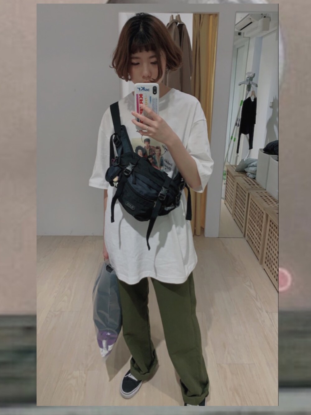 「hot、summer、white、T shirt、今日のコーデ、春夏コーデ、ootd」｜「eyeのアイテム（ボディバッグ/ウエストポーチ、ブラック系）」を使った、Vinciさん（レディース・166cm）の春コーディネートの1枚目の写真
