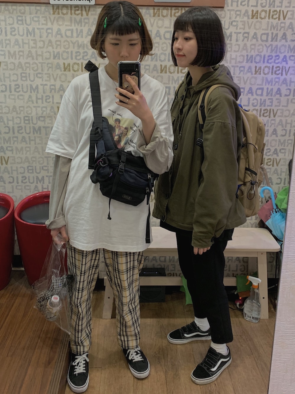 「friends、夏コーデ、VANS、ootdtw、ootd、學生」｜「eyeのアイテム（ボディバッグ/ウエストポーチ、ブラック系）」を使った、Vinciさん（レディース・166cm）の春コーディネートの1枚目の写真