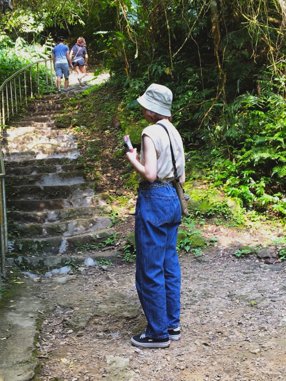 「Sunnyday、mountain、ootd、夏、休閒、VANS、古着MIX、漁夫帽」｜「OBEYのアイテム（デニムパンツ、ブルー系）」を使った、Vinciさん（レディース・166cm）の夏コーディネートの1枚目の写真