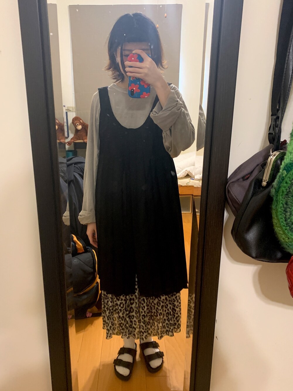 「ootd、休閒、復古、oversize、冬コーデ」｜「jolinwuのアイテム（ジャンパースカート、ブラック系）」を使った、Vinciさん（レディース・166cm）の冬コーディネートの1枚目の写真