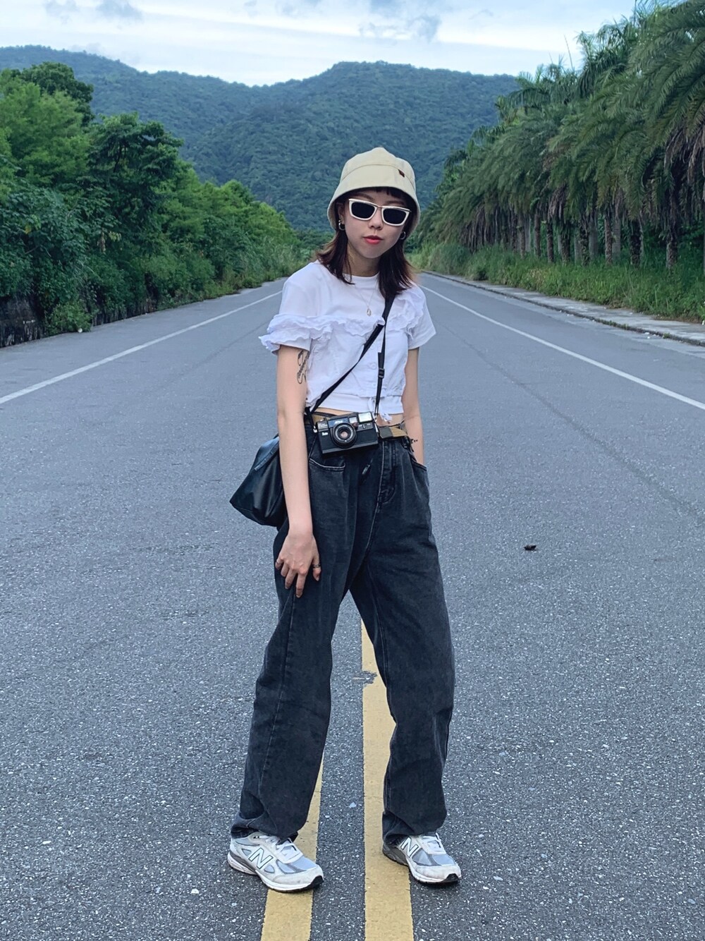「travel、夏、ootd、summer、漁夫帽、牛仔褲」｜「NEW BALANCEのアイテム（その他シューズ、グレー系）」を使った、Vinciさん（レディース・166cm）の夏コーディネートの1枚目の写真