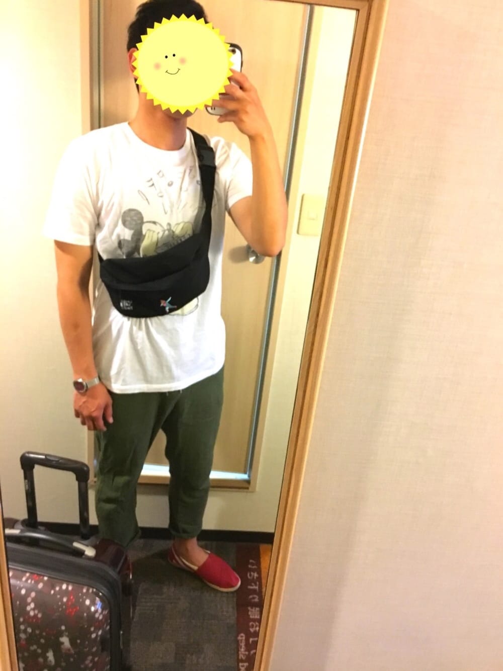 「ミッキーT、トムス、キャリーバッグ、aikoジャンキー」｜「BEAMSのアイテム（Tシャツ/カットソー、ホワイト系）」を使った、utaunekoさん（メンズ・177cm）の夏コーディネートの1枚目の写真