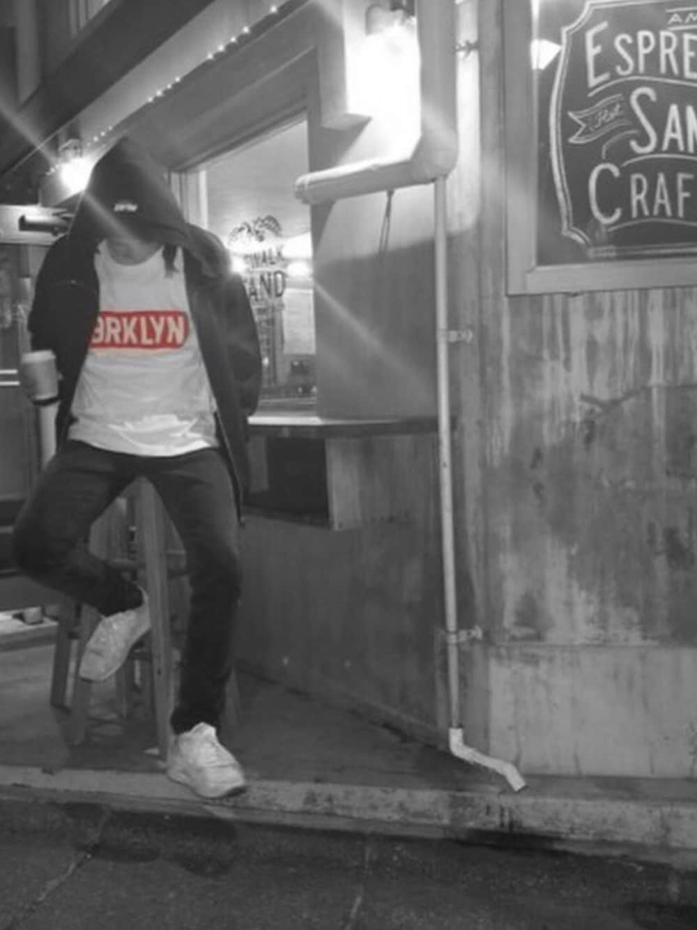 「スキニーデニム、アクネ、palace、パーカー、リーボック(Reebok)、ボックスロゴ、ACNE、MAISON KITSUNE」｜「PALACEのアイテム（パーカー、ブラック系）」を使った、kutir_menさん（メンズ・172cm）の冬コーディネートの1枚目の写真