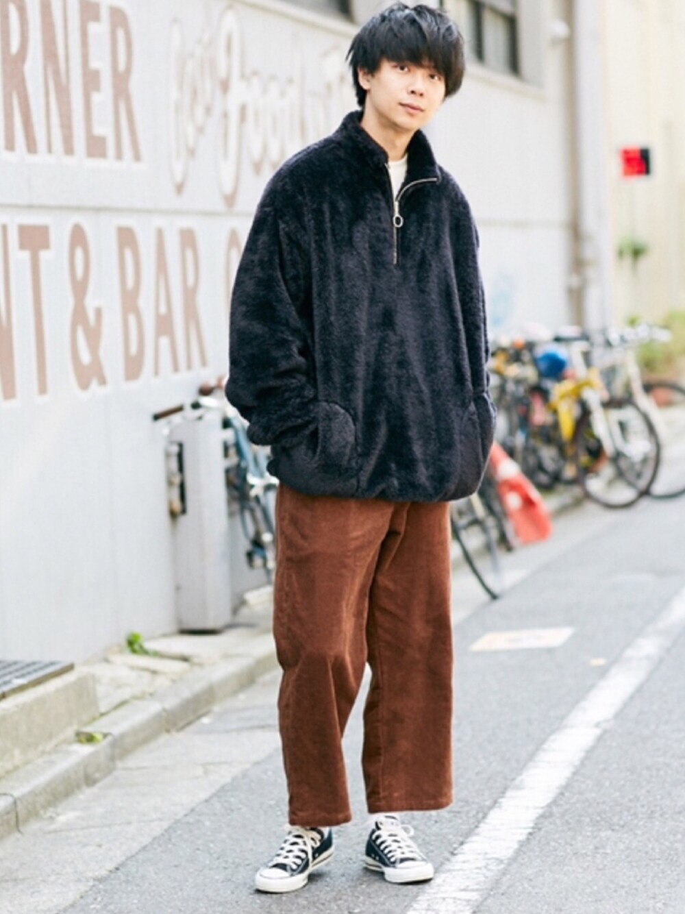 「コンバース、ボア、コーデュロイパンツ、白ソックス、オールスター、ワイドクロップドパンツ、ハーフジップ、リングジップ、kutir、クティール」｜「kutirのW boa half zip / ダブルボアハーフジップトップス（その他トップス、ブラック系）」を使った、kutir_menさん（メンズ・180cm）の秋コーディネートの1枚目の写真