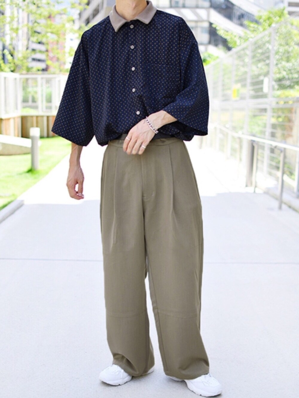 ブラック系のシャツ/ブラウスを着用したメンズの夏コーディネートの1枚目の写真