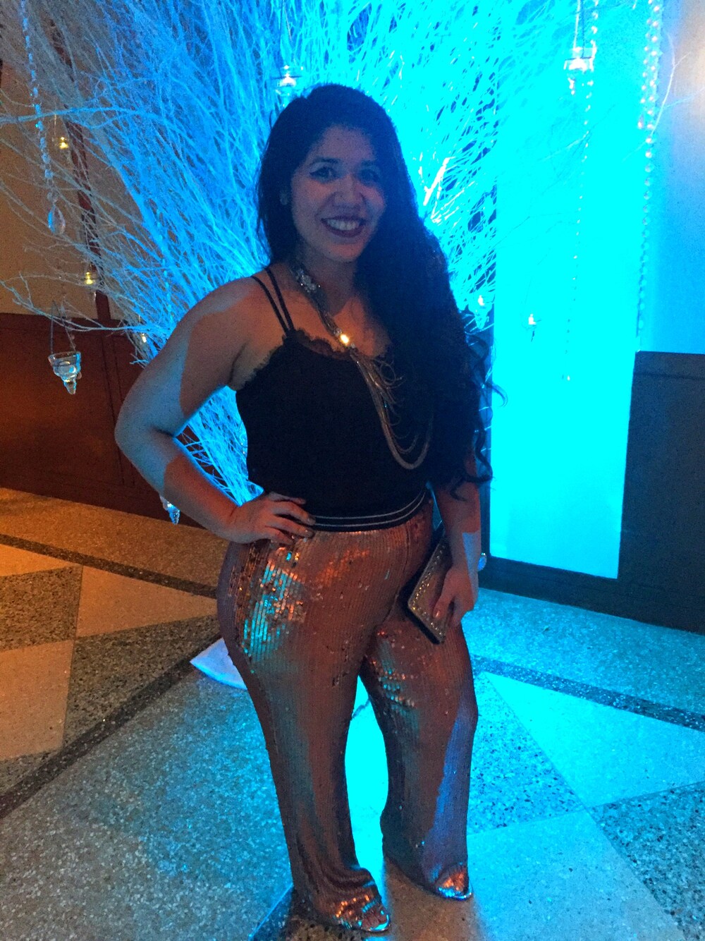 「holidaysparkle、shiny、sparkle、metallics」｜「FREE PEOPLEのアイテム（その他パンツ、ゴールド系）」を使った、Chrisさん（レディース・157cm）の冬コーディネートの1枚目の写真