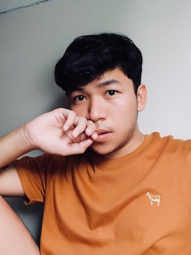 「Barbariのアイテム（Tシャツ/カットソー、ブラウン系）」を使った、Chanon Pakginnonさん（メンズ）の夏コーディネート