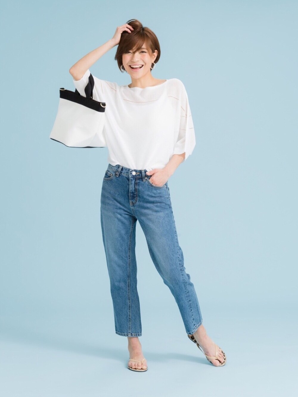 「デニムコーデ、デニム、デニムパンツ、ビーチサンダル、サンダル、トートバッグ、サマーニット、zakkabox」｜「ZAKKA-BOXのアイテム（デニムパンツ、ブルー系）」を使った、ZAKKA-BOX officialさん（レディース・160cm）の夏コーディネートの1枚目の写真