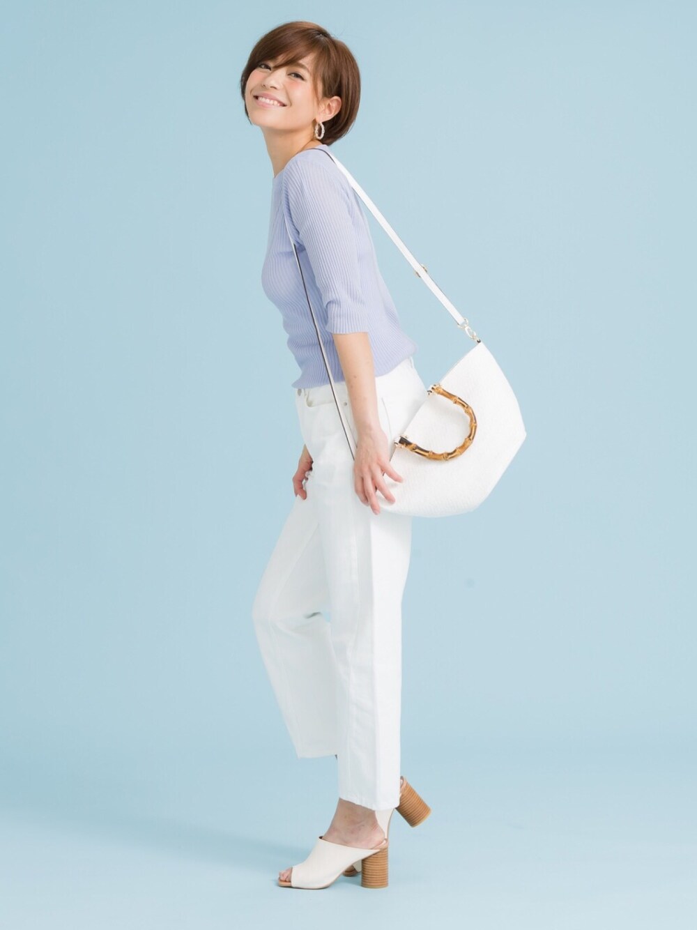 「デニム、ホワイトパンツ、ホワイトデニム、ラベンダー、トップス、サマーニット、ウッドソール、サンダル、バンブーバック、zakkabox」｜「ZAKKA-BOXのアイテム（デニムパンツ、ブルー系）」を使った、ZAKKA-BOX officialさん（レディース・160cm）の夏コーディネートの1枚目の写真