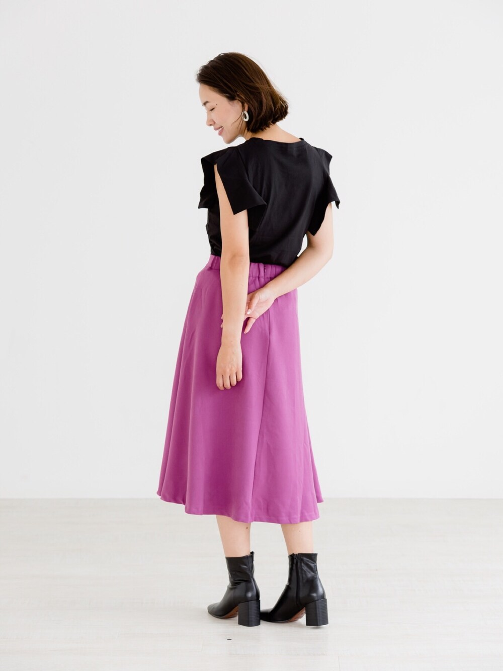 「大人カジュアル、秋コーデ、シンプル、オトナ女子、スカート、ブーツ、フリルトップス、ママファッション、秋服」｜「ZAKKA-BOXのアイテム（トップス、ブラック系）」を使った、ZAKKA-BOX officialさん（レディース・160cm）の夏コーディネートの1枚目の写真