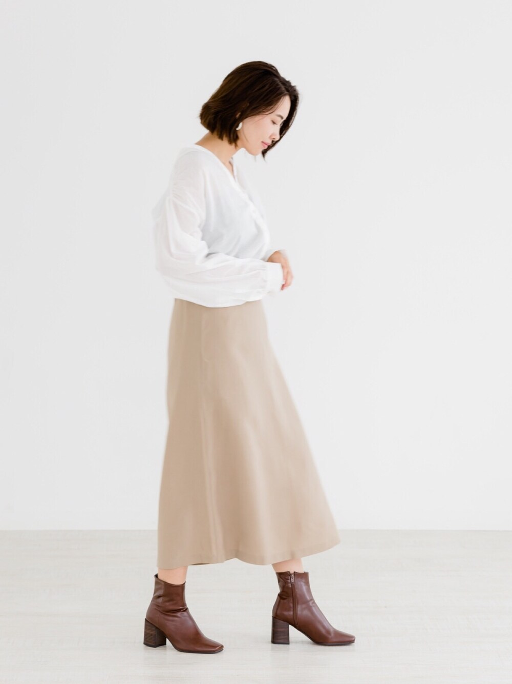「大人カジュアル、秋コーデ、カジュアルコーデ、オトナ女子、ママファッション、ベージュ、スカート、ブラウン」｜「ZAKKA-BOXのアイテム（シャツ/ブラウス、ホワイト系）」を使った、ZAKKA-BOX officialさん（レディース・160cm）の夏コーディネートの1枚目の写真