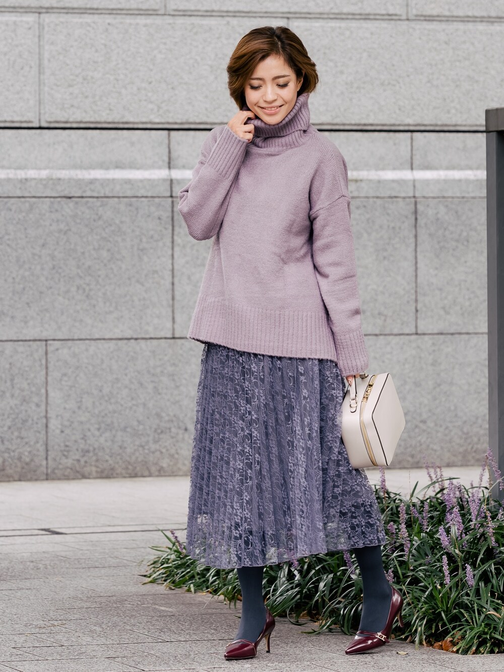 「秋冬コーデ、シンプルコーデ、大人カジュアル、オーバーサイズ、お洒落さんとつながりたい、今日のコーデ、ニット、レース、スカート、通勤コーデ」｜「ZAKKA-BOXのアイテム（ニット/セーター、パープル系）」を使った、ZAKKA-BOX officialさん（レディース・160cm）の秋コーディネートの1枚目の写真