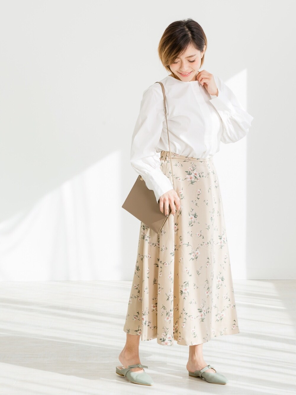 「春、オトナカジュアル、オトナ女子、着回しコーデ、スカート、花柄、スカートスタイル、通勤コーデ、春コーデ、春色」｜「ZAKKA-BOXの花柄ロングフレアスカート（スカート、ベージュ系）」を使った、ZAKKA-BOX officialさん（レディース・160cm）の春コーディネートの1枚目の写真