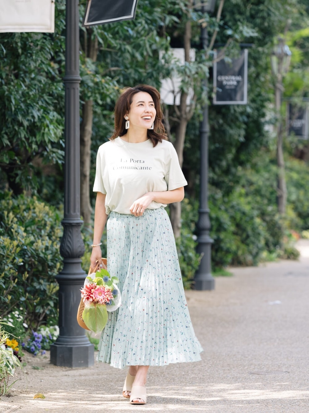 「春、シンプルコーデ、ゆるコーデ、オトナカジュアル、春夏コーデ、キレイめ、outfit、楽チンコーデ、花柄」｜「ZAKKA-BOXのLa Porta ロゴTシャツ（Tシャツ/カットソー、グリーン系）」を使った、ZAKKA-BOX officialさん（レディース・160cm）の春コーディネートの1枚目の写真