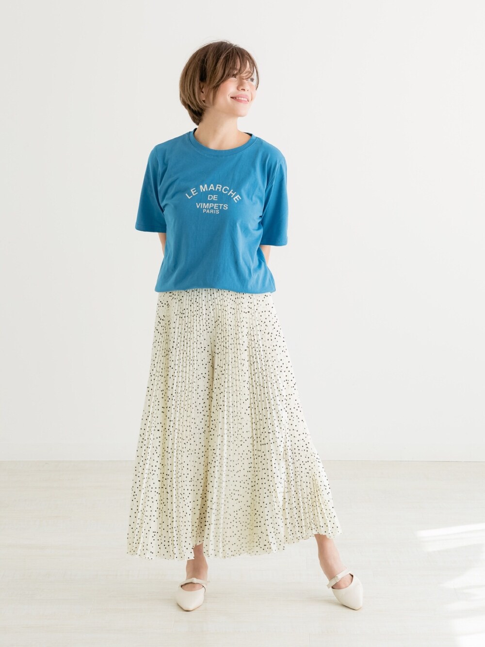 「シンプル、大人カジュアル、リラックススタイル、ロゴT、プリーツスカート、キュロット、ドット、初夏、Tシャツ、キレイめ」｜「ZAKKA-BOXのLE MARCHE ロゴTシャツ（Tシャツ/カットソー、ブルー系）」を使った、ZAKKA-BOX officialさん（レディース・160cm）の春コーディネートの1枚目の写真