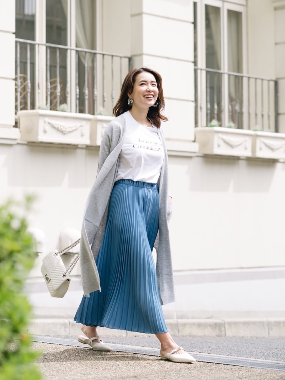「春、シンプルコーデ、ゆるコーデ、楽チンコーデ、オトナカジュアル、プリーツスカート、プリーツパンツ、ロゴT、outfit、ママコーデ」｜「ZAKKA-BOXのLa Porta ロゴTシャツ（Tシャツ/カットソー、ホワイト系）」を使った、ZAKKA-BOX officialさん（レディース・160cm）の春コーディネートの1枚目の写真