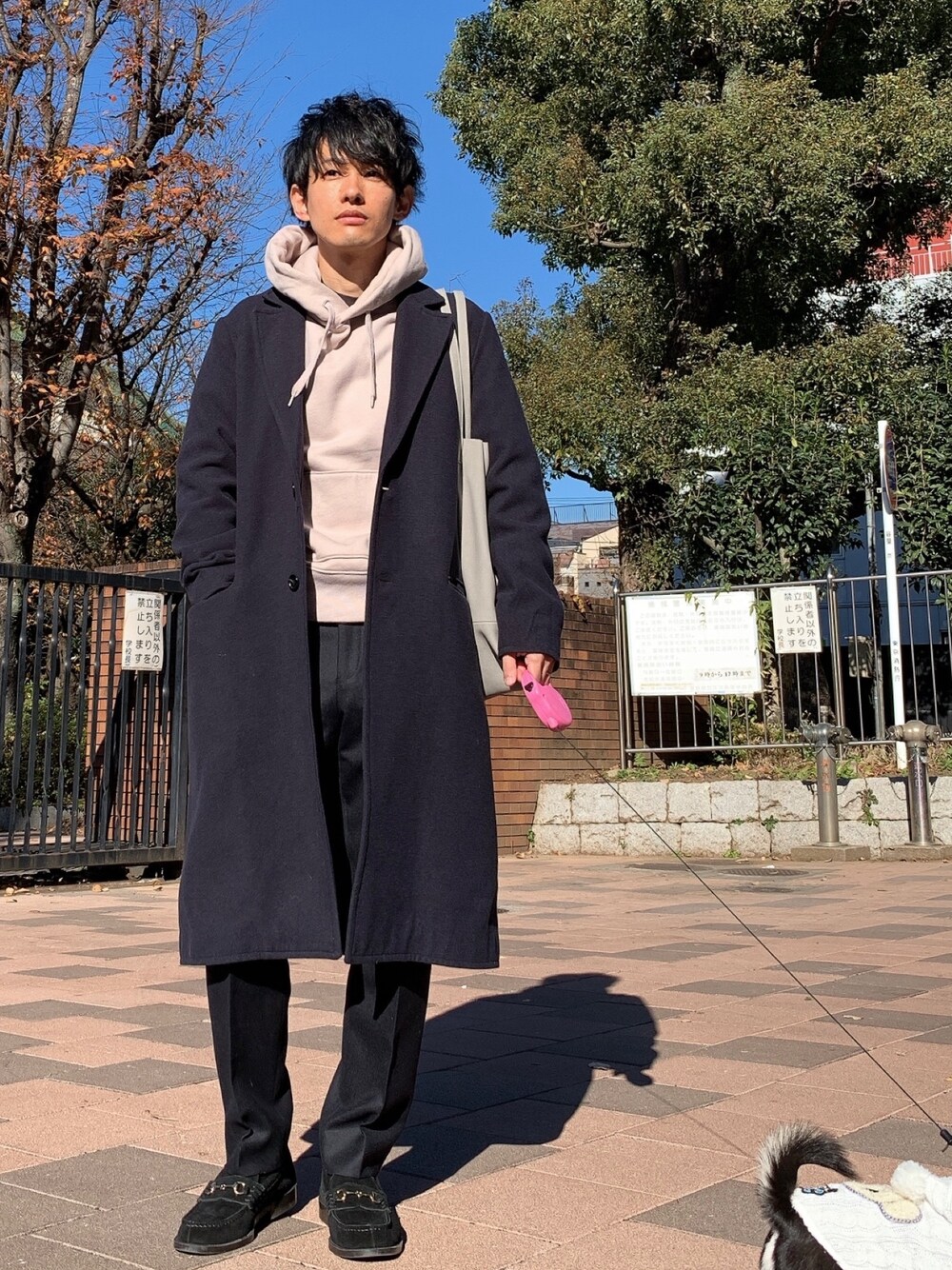 「年末WEAR感謝祭、シンプル、パーカー、WYM、チェスターコート、UNIQLO U、UNIQLO+J、EDIFICE、オトナカジュアル、低身長」｜「UNIQLOのアイテム（パーカー、ピンク系）」を使った、ゆっきーさん（メンズ・165cm）の冬コーディネートの1枚目の写真