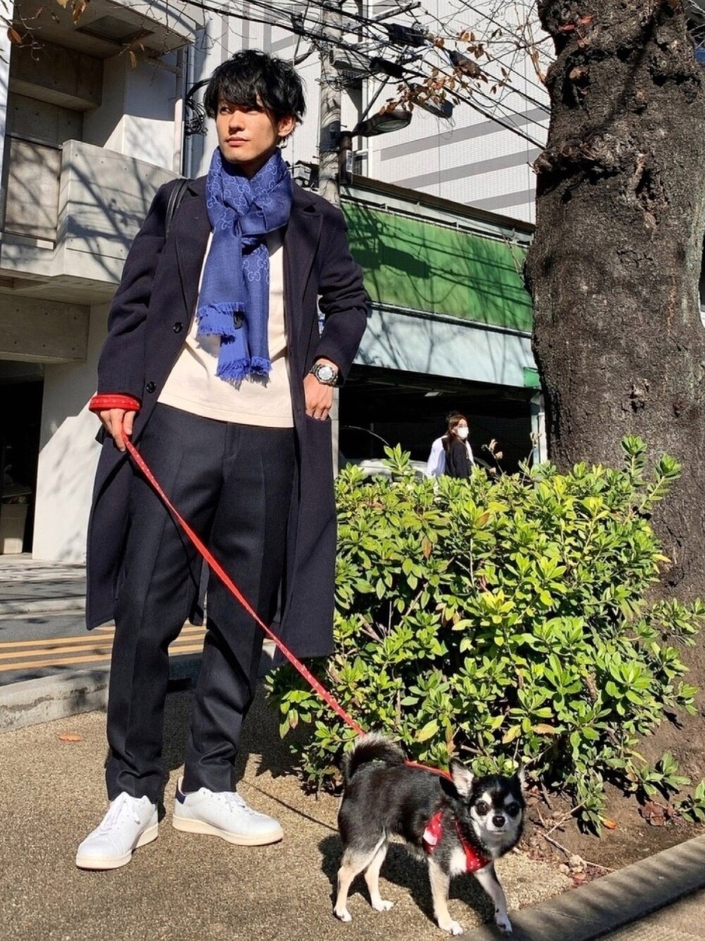 「シンプル、カジュアルコーデ、プチプラコーデ、アラフォー、チェスターコート、ストール、スラックス、白ニット、年末WEAR感謝祭、マフラーぐるぐる」｜「GUCCIのアイテム（ストール/ショール、ブルー系）」を使った、ゆっきーさん（メンズ・165cm）の冬コーディネートの1枚目の写真
