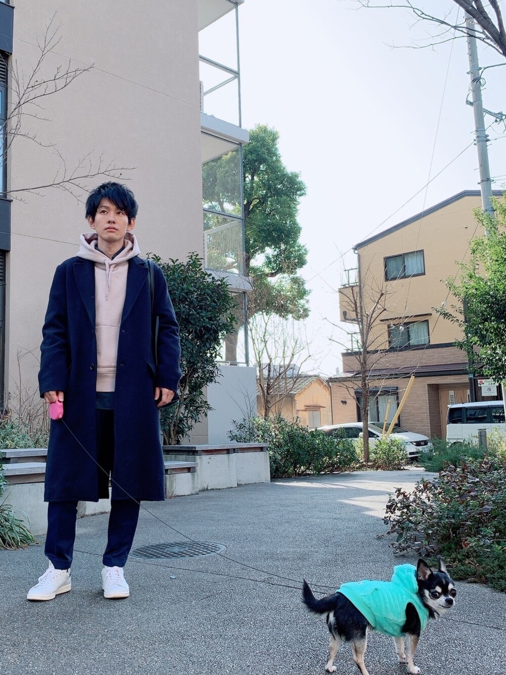 「私の推しブランド、EDIFICE、レイヤードスタイル、低身長、シャツスタイル、ユニクロ、きれいめカジュアル、チェスターコート、パーカー、スラックス」｜「UNIQLOUのアイテム（パーカー、ピンク系）」を使った、ゆっきーさん（メンズ・165cm）の冬コーディネートの1枚目の写真