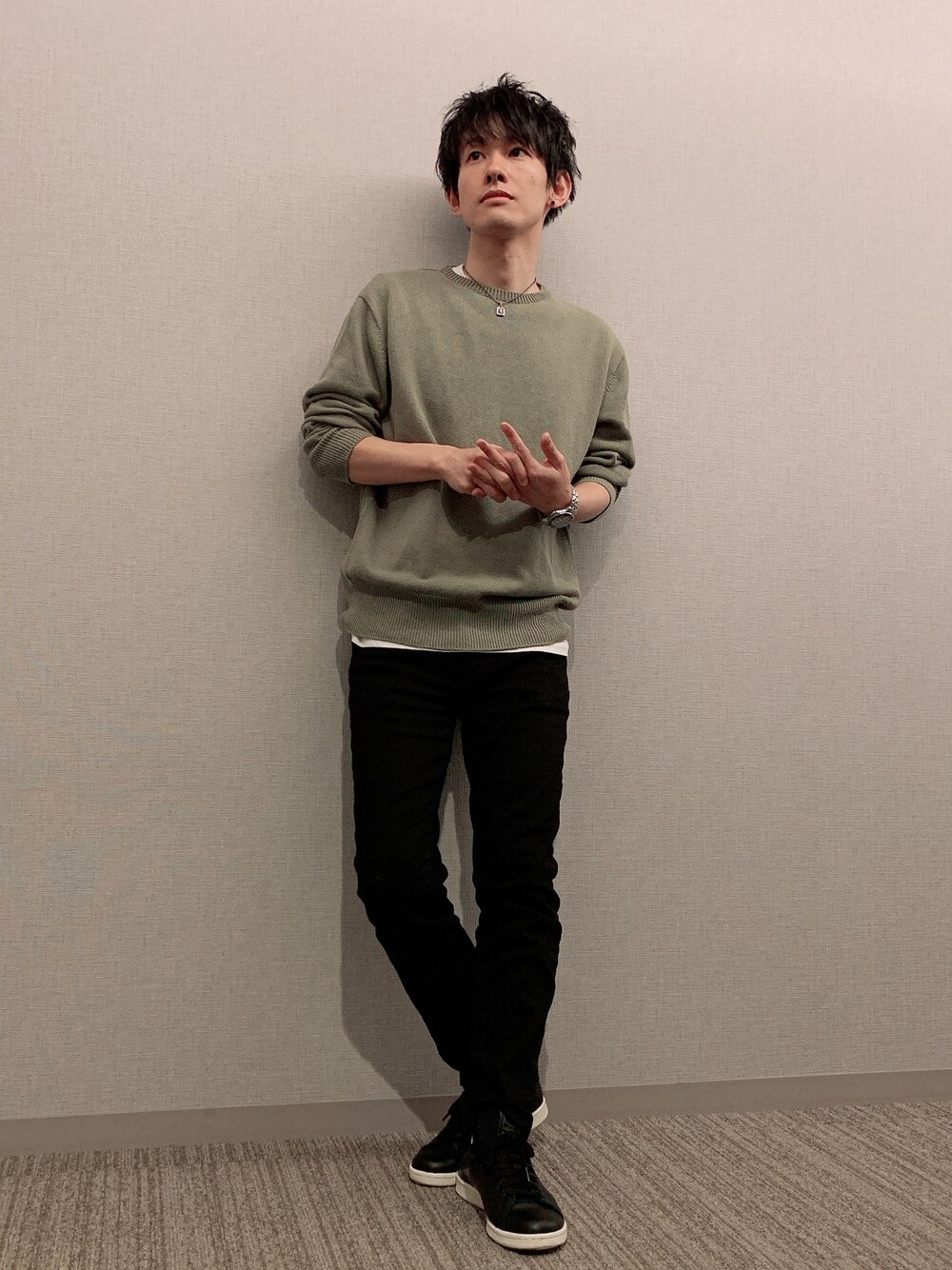 「30代、カジュアルコーデ、シンプル、スニーカー、黒スキニー、春、ニット、スキニー、3Dニット、アラフォー」｜「adidas Originalsの【adidas Originals】STAN SMITH（スニーカー、ブラック系）」を使った、ゆっきーさん（メンズ・165cm）の冬コーディネートの1枚目の写真