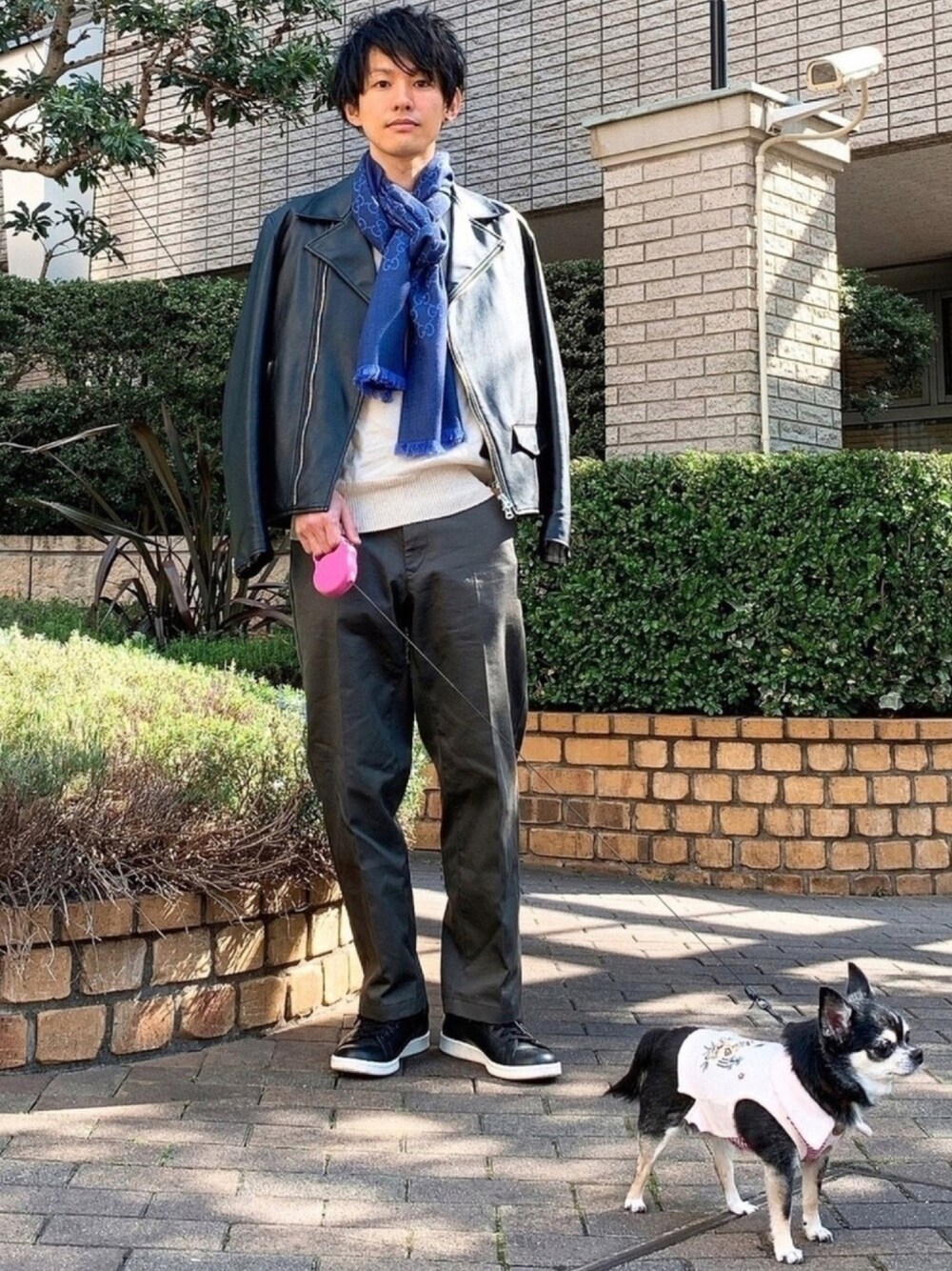 「マフラー、ライダース、ストール、低身長、30代、アラフォー、スラックス、春ニット、ニット、オトナカジュアル」｜「INHERITのアイテム（ライダースジャケット、ブラック系）」を使った、ゆっきーさん（メンズ・165cm）の冬コーディネートの1枚目の写真