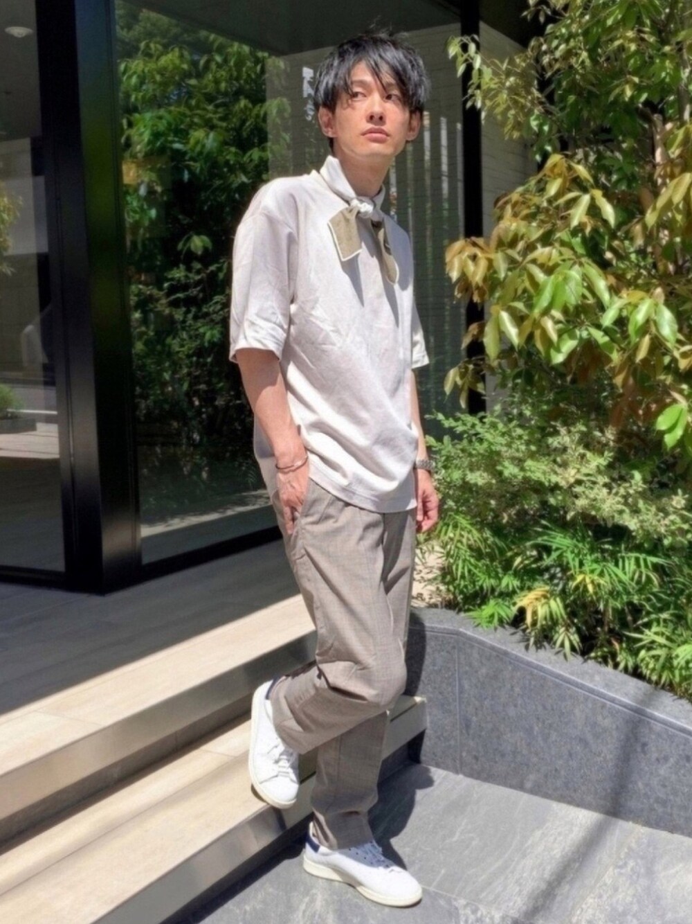 「大人カジュアル、きれいめカジュアル、シンプル、主役はカラーパンツ、30代、大人コーデ、着回しコーデ、417 EDIFICE、MHL.、スカーフ」｜「MHL.のFINE COTTON PLAIN WEAVE（ストール/ショール、ベージュ系）」を使った、ゆっきーさん（メンズ・165cm）の春コーディネートの1枚目の写真