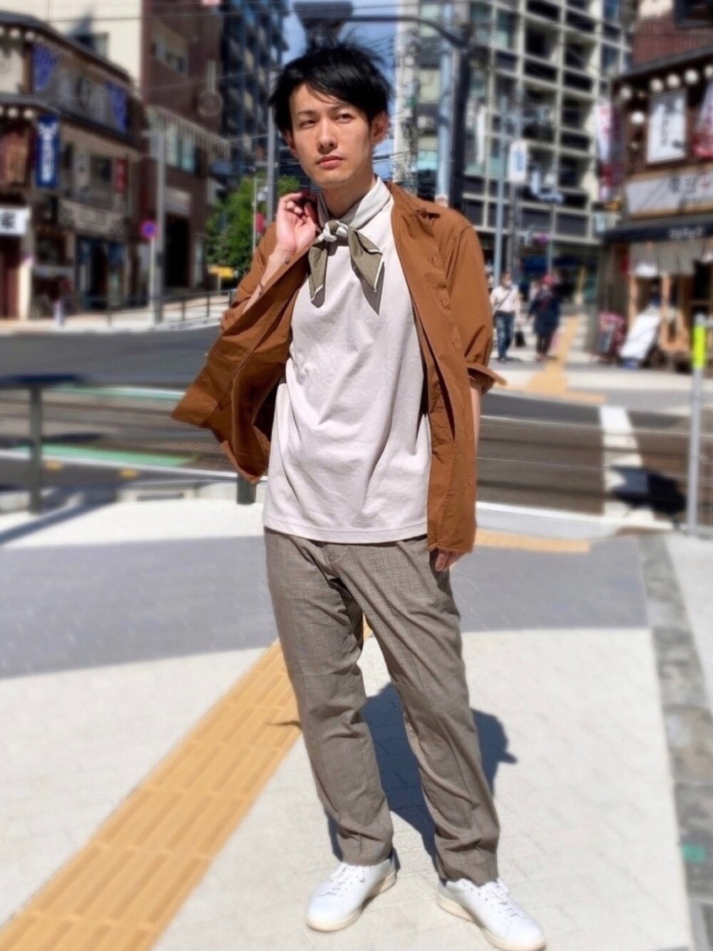 「オープンカラーシャツ、シンプルコーデ、大人カジュアル、低身長、30代、きれいめカジュアル、スニーカー、プチプラ、春夏コーデ、アースカラー」｜「MHL.のFINE COTTON PLAIN WEAVE（ストール/ショール、ベージュ系）」を使った、ゆっきーさん（メンズ・165cm）の春コーディネートの1枚目の写真