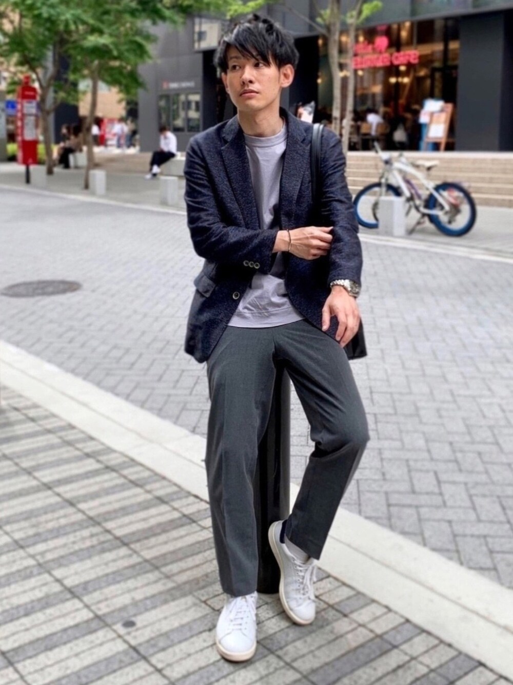「スニーカー、きれいめカジュアル、春夏コーデ、プチプラ、30代、低身長、シンプル、大人カジュアル、ジャケット、ユニクロ」｜「UNIQLOのアイテム（Tシャツ/カットソー、グレー系）」を使った、ゆっきーさん（メンズ・165cm）の春コーディネートの1枚目の写真