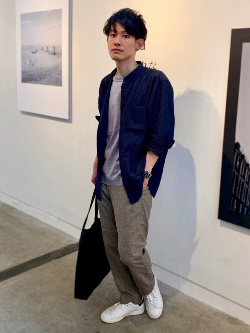 「きれいめカジュアル、30代、大人カジュアル、UNIQLO、シンプルコーデ、キレイめ、春夏コーデ、低身長、休日スタイル、スニーカー」｜「UNIQLOのアイテム（Tシャツ/カットソー、グレー系）」を使った、ゆっきーさん（メンズ・165cm）の春コーディネートの1枚目の写真