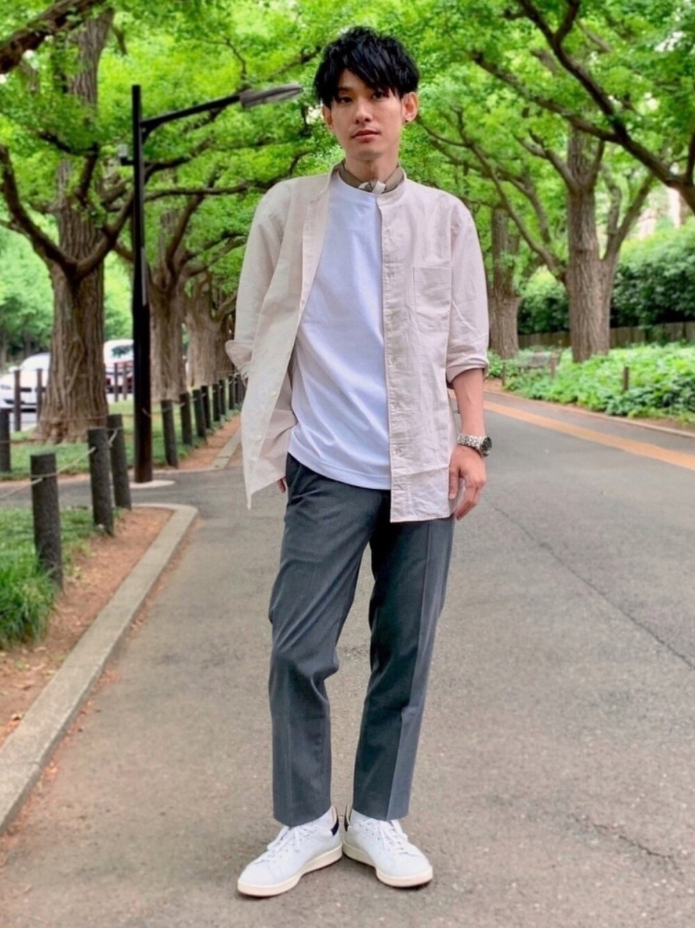「UNIQLO、UNIQLOコーデ、白スニーカー、シンプルコーデ、シンプル、30代、大人カジュアル、きれいめカジュアル、低身長、スカーフ」｜「MHL.のFINE COTTON PLAIN WEAVE（ストール/ショール、ベージュ系）」を使った、ゆっきーさん（メンズ・165cm）の春コーディネートの1枚目の写真