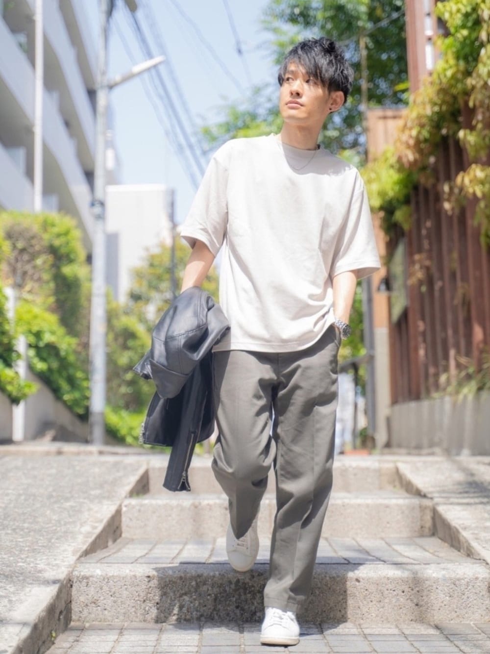 「UNIQLO、白スニーカー、シンプルコーデ、春コーデ、オトナカジュアル、シンプル、低身長コーデ、30代、大人コーデ、プチプラ」｜「AQUA SILVERのアイテム（ピアス（片耳用）、シルバー系）」を使った、ゆっきーさん（メンズ・165cm）の春コーディネートの1枚目の写真