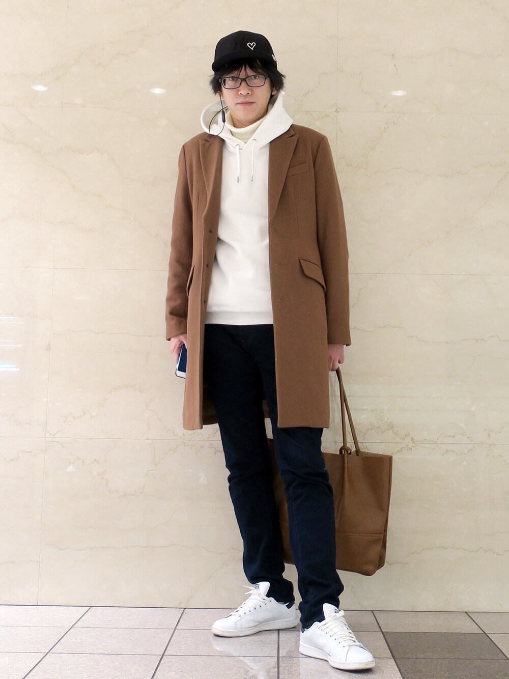 イエロー系のチェスターコートを着用したメンズの冬コーディネートの1枚目の写真