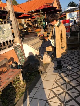 「URBAN RESEARCH（アーバンリサーチ）のアイテム（トレンチコート）」を使った、三橋祐太さん（メンズ・169cm）の春コーディネート