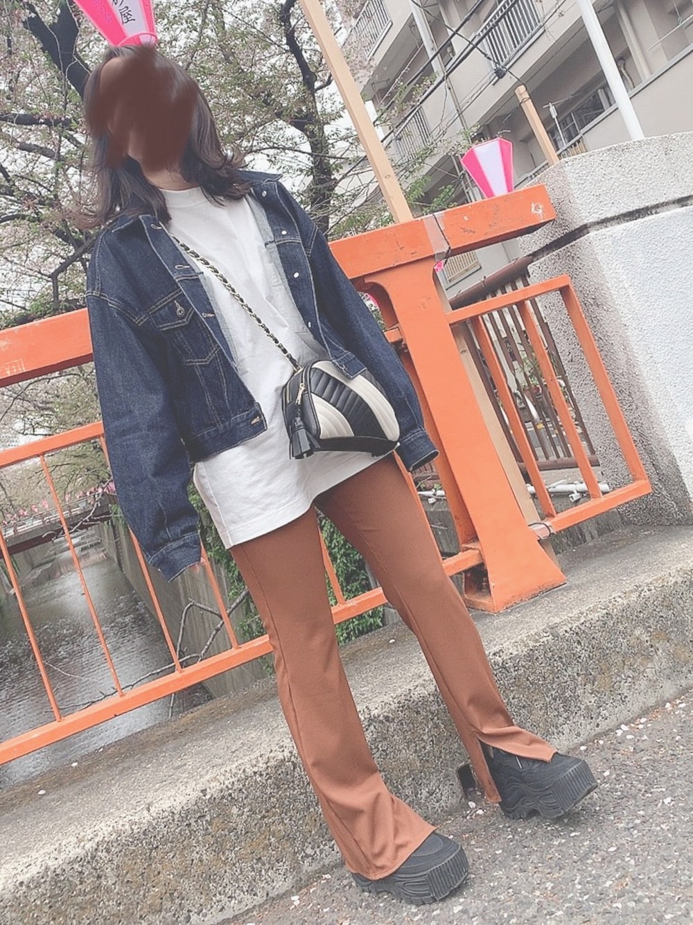 「今日のコーデ、シンプルコーデ、春コーデ、ootd、低身長、低身長コーデ、おしゃれさんと繋がりたい、ユニクロユー、GU、リブスリットストレートパンツ」｜「UNIQLOのクルーネックＴ（長袖）（Tシャツ/カットソー、ホワイト系）」を使った、ys🐷さん（レディース・147cm）の春コーディネートの1枚目の写真