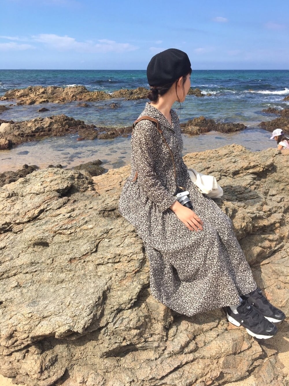 「ワンピース×スニーカー、ワンピース、サニークラウズ、秋コーデ、ロングワンピース、リーボックラブ」｜「Sunny cloudsのサニークラウズ　ｆｅａｔ．Ｓｈｕｔｔｌｅ　Ｎｏｔｅｓ　ｋａｚｕｍｉの花柄ワンピース＜レディース＞（ワンピース、ブラック系）」を使った、meyfanさん（レディース・165cm）の秋コーディネートの1枚目の写真