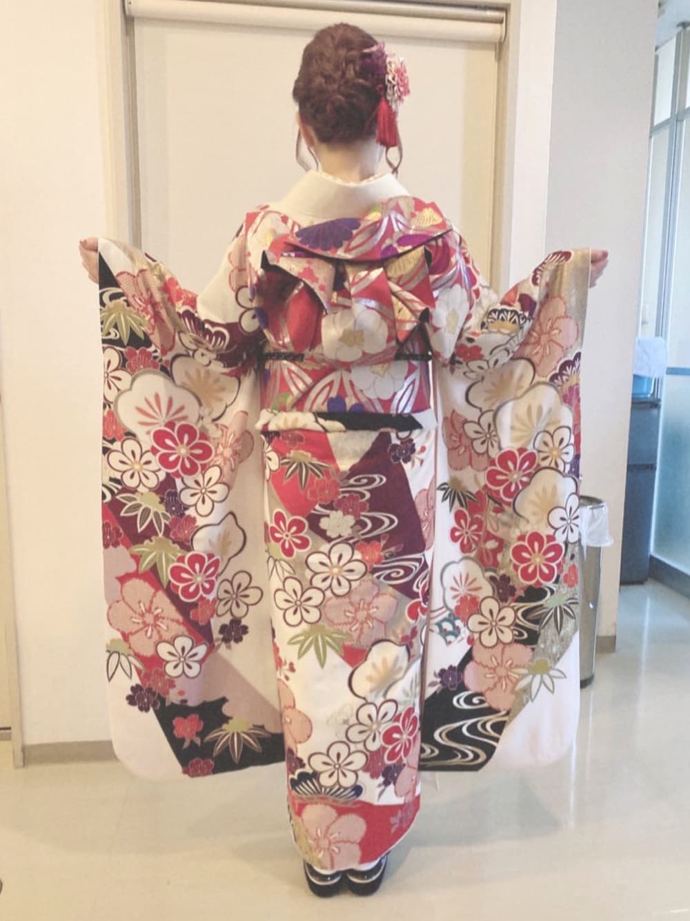 ホワイト系の着物、ピンク系のその他、ブルー系のその他を着用したレディースの冬コーディネートの1枚目の写真